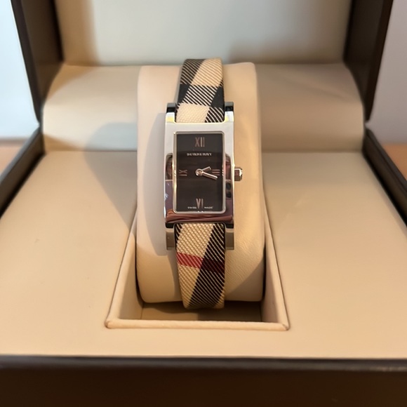 Burberry Ladies Luxury Adjustable Watch - Picture 2 of 11